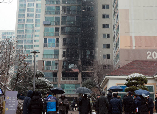 연휴 마지막 날이자 성탄절인 25일 새벽 서울 도봉구의 한 고층 아파트에서 불이 나 2명이 숨지고 29명이 다쳤다. 사진은 이날 사고 현장의 모습. (사진=연합뉴스)