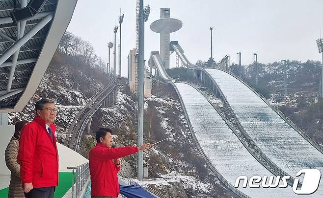 전병극 문화체육관광부 제1차관(왼쪽)이 14일 2024 강원 동계청소년올림픽이 열리는 강원도 평창 알펜시아 스키점프 센터를 찾아 관중 이동 동선과 경기 시설을 확인하고 있다. (문화체육관광부 제공) 2023.12.14/뉴스1