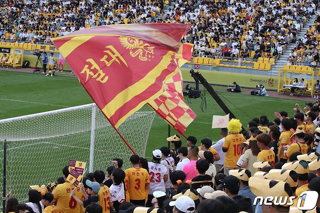 프로축구 광주FC가 24일 광주축구전용구장에서 전북현대와 K리그1 31라운드경기에서 응원단이 힘차게 응원전을 펼치고 있다. 2023.9.24/뉴스1 ⓒ News1 김태성 기자