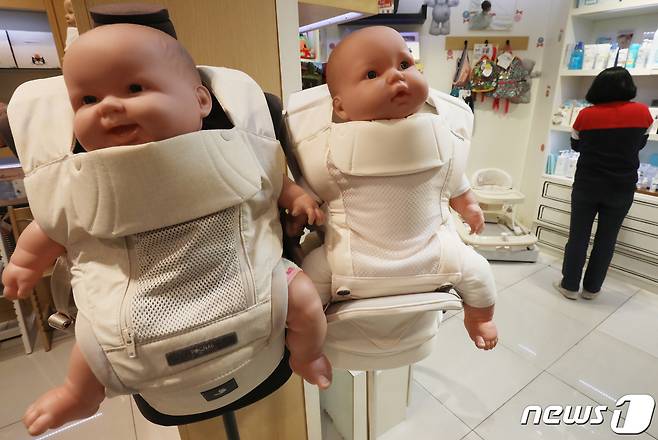 서울에 위치한 백화점의 유아용품 모습. 2023.3.22/뉴스1 ⓒ News1 송원영 기자