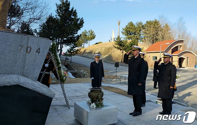 1함대 지휘부 및 참모들이 26일 강원 강릉 통일공원 지리산함(PC-704) 전사자 충혼탑에서 전사자들을 기리며 경례를 하고 있다.(1함대 제공)