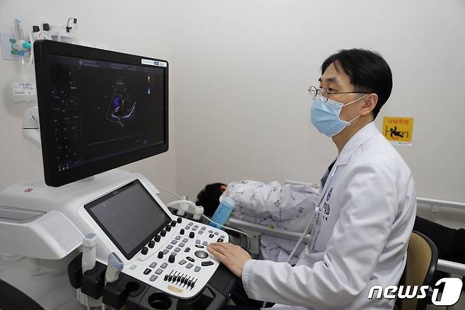 한 대학병원에서 의료진이 심장초음파검사를 하고 있는 모습.(사진은 기사 내용과 관련이 없습니다) ⓒ News1