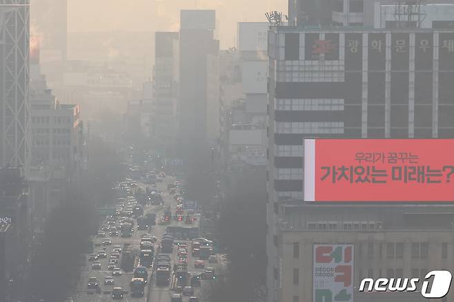 수도권 지역 미세먼지 농도가 '나쁨' 수준으로 예보된 26일 오전 서울 종로구 일대 도심이 뿌옇게 흐린 상태를 나타내고 있다. 2023.12.26/뉴스1 ⓒ News1 민경석 기자