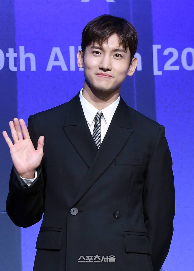 그룹 동방신기의 최강창민이 26일 서울 영등포구 콘래드호텔에서 진행된 데뷔 20주년 기념 정규 9집 ‘20&2’ 발매 기념 기자간담회에서 취재진을 향해 포즈를 취하고 있다. 2023. 12. 26.  박진업기자 upandup@sportsseoul.com