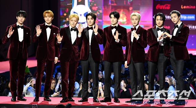 2023 SBS 가요대전이 25일 인천 영종도 인스파이어 컨벤션 그랜드볼룸에서 열렸다.엔시티 127이 포토타임을 갖고 있다. 인천=허상욱 기자wook@sportschosun.com/2023.12.25/