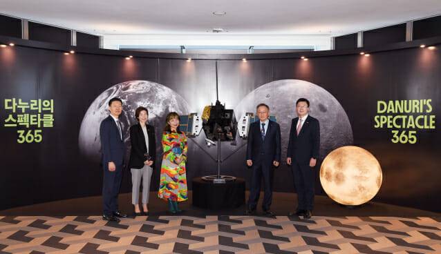조성경 과학기술정보통신부 1차관 등이 26일 서울 롯데월드타워 서울스카이 전망대에서 열린 다누리 임무운영 성공 및 다누리의 스펙타클 365 전 개최 기념행사에서 기념사진을 촬영하고 있다. (사진=과기정통부)