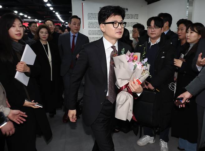 한동훈 국민의힘 비상대책위원장이 26일 오후 서울 여의도 국민의힘 당사에서 입장 발표 뒤 이동하고 있다. /사진공동취재단