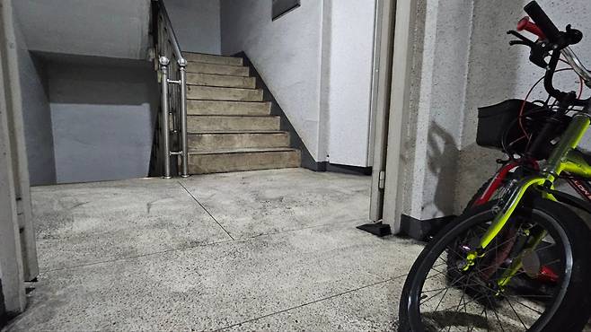 지난 25일 새벽 화재가 발생해 2명이 숨지고 30명이 부상한 서울 도봉구 아파트 화재 현장. 복도 바닥과 세대 현관 앞에 놓인 자전거가 검은 재로 뒤덮여 있다. /서보범 기자