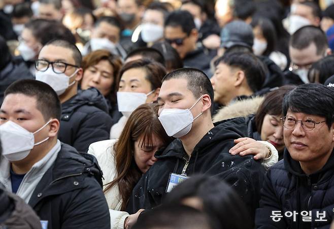 26일 오후 경기도 파주시 육군 1사단 신병교육대대에서 입영장정들이 가족과 인사를 나누고 있다. 이한결 기자 always@donga.com