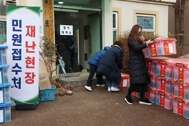 도봉구 직원들이 긴급구호 물품 등을 운반하고 있는 모습. 도봉구청 제공
