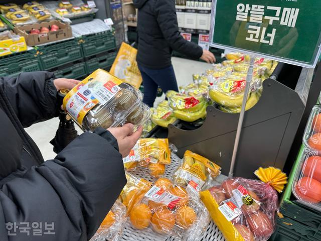 공인노무사 준비생 김혜성씨가 12일 서울 마포구의 한 대형 슈퍼마트 할인코너에서 과일을 고르고 있다. 강유빈 기자