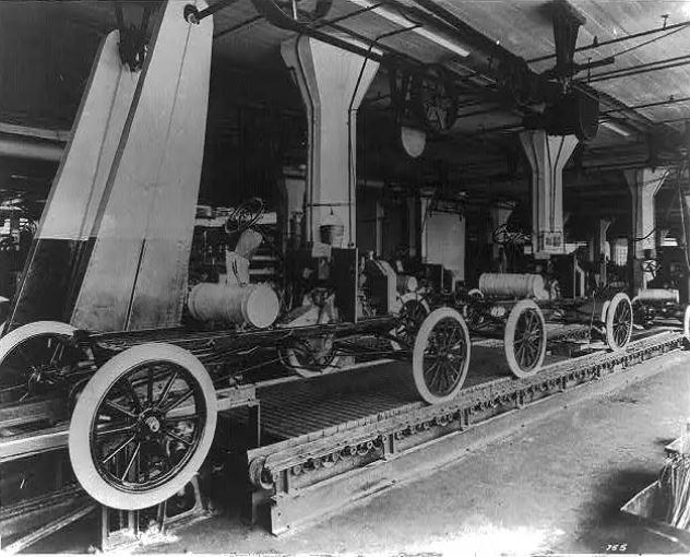 1900년대 미국 포드사의 자동차 생산라인. 자동차 사용 문화는 석유의 폭발적 사용으로 이어졌고, 필수재로 자리 잡게 했다. 미국 국회도서관 사진