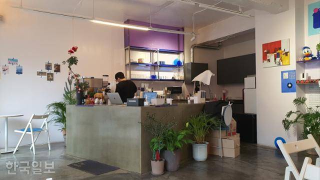 12일 오전 서울 강동구 카페 엔메르에서 사장 이건수씨가 음식을 조리하고 있다.