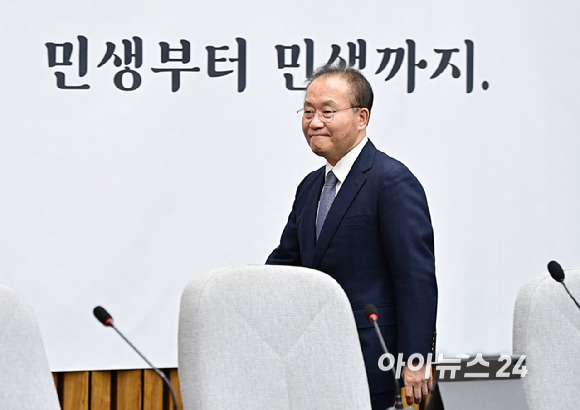 윤재옥 국민의힘 당 대표 권한대행 겸 원내대표가 26일 오전 서울 여의도 국회에서 열린 원내대책회의에 참석하고 있다. [사진=곽영래 기자]