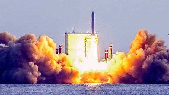 지난달 29일 제조 중문 앞바다 바지선 위에서 민간 상용 위성을 탑재한 국방과학연구소의 고체추진 우주발사체가 성공적으로 발사됐다. [사진 국방과학연구소]