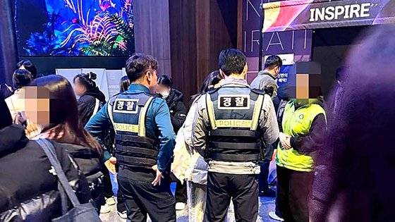 25일 오후 인천 영종도에서 열린 SBS 가요대전 행사장에서 '가짜 티켓' 소동이 벌어져 경찰이 출동한 모습. 이날 가짜 티켓으로 확인된 표는 최소 90장 이상으로 파악되고 있다. [독자제공]