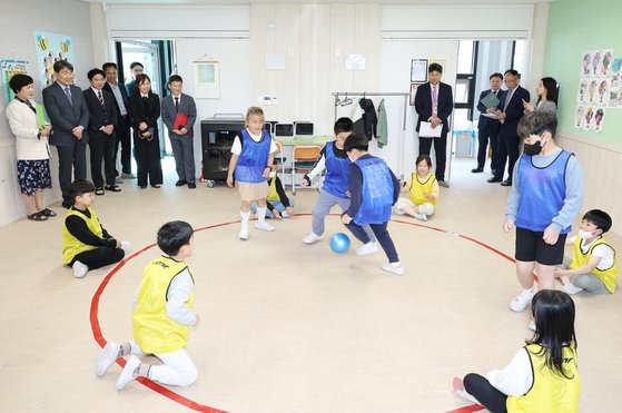 이주호 사회부총리 겸 교육부 장관이 지난 5월 1일 지역 문화예술 중심학교인 전남 담양군 창평초등학교를 방문해 학교체육 활동 현장을 살펴보고 있다. 연합뉴