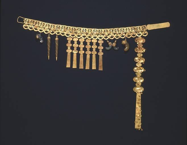 ▲ 경주 금령총 출토 금제 허리띠 사진 : 연합뉴스&nbsp;