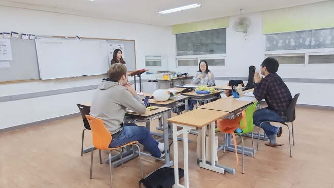 지난 8일 오후 찾은 수원 영통동의 샤인한국어학교. 최근 한국어능력시험(TOPIK)에서 가장 높은 6급을 획득한 토모에다 사토시 씨(48)는 "한국어 '말하기'를 배울만한 교육 시설이 더 있었으면 좋겠다"고 했다.