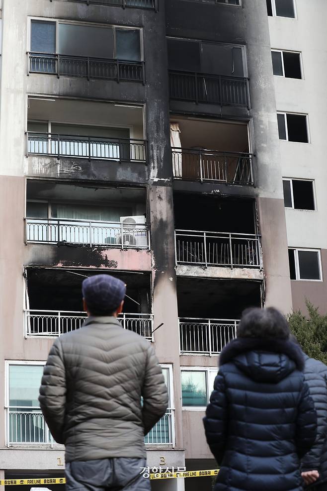 성탄절 새벽에 화재가 발생해 2명이 숨진 서울 도봉구 한 아파트에 남겨진 화마의 흔적을 26일 시민들이 바라보고 있다. 2023.12.26 한수빈 기자