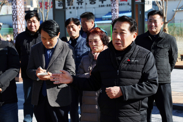 나동연 시장이 웅상 회야강 산책로 현장 행정에서 지시를 하고있다.  양산시 제공