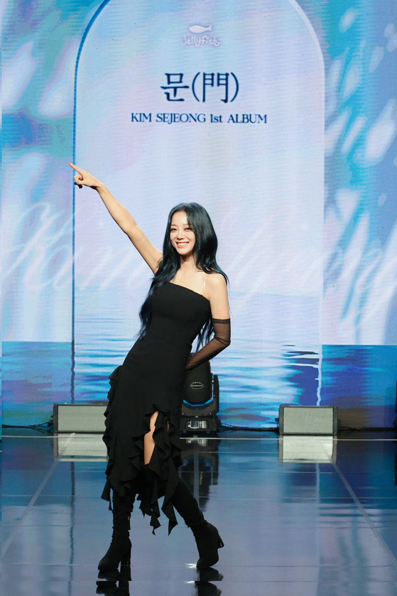 Actor and singer-songwriter Kim Se-jeong poses for the camera during a press showcase for her upcoming first full-length solo album ″The Door″ at the Ilchi Art Hall in Gangnam District, southern Seoul, on Monday. [JELLYFISH ENTERTAINMENT]