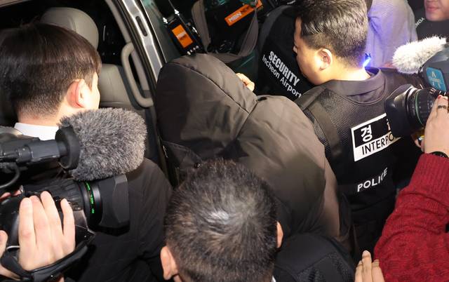 국내로 강제 송환된 강남 대치동 학원가 마약음료 사건의 주범인 20대 피의자가 26일 인천국제공항 입국장으로 들어오고 있다. 연합뉴스