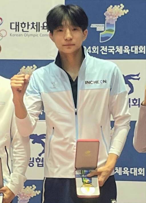 이유신(인천체고·2)이 지난 104회 전국체육대회 레슬링 남자고등부 그레꼬로만형51㎏급에서 금메달을 따고 기념촬영을 하고 있다. 인천체고 제공