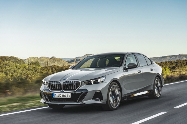 국토부·車안전연구원 ‘2023 자동차 안전도 평가 1위’는…BMW i5 [사진제공=BMW코리아]