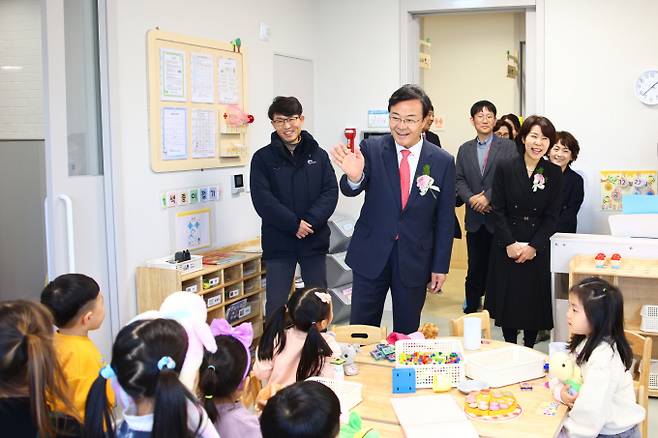 의왕시(시장 김성제)는 지난 22일 아이 키우기 좋은 환경 조성과 초등돌봄의 공백을 해소하고자 고천파크루체 국공립어린이집과 다함께돌봄센터를 개소했다. / 사진제공=의왕시