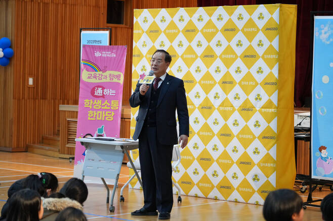 [헤럴드경제(부산)=임순택 기자] 하윤수 부산시교육감이 26일 오후 장서초등학교에서 열린 학생회 소통 투어 행사에서 학생들과 소통하고 있다.
