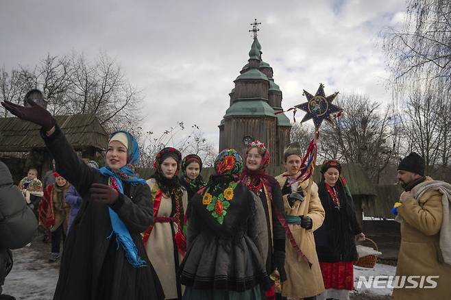 [키이우=AP/뉴시스] 25일(현지시각) 우크라이나 키이우 외곽의 피로히브 마을에서 전통 의상을 입은 주민들이 크리스마스를 축하하고 있다. 우크라이나는 러시아와의 문화 및 종교 분리를 위해 크리스마스를 1월 7일에서 12월 25일로 공식 변경했다. 2023.12.26.
