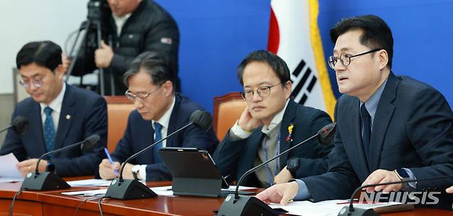 [서울=뉴시스] 고범준 기자 = 홍익표 더불어민주당 원내대표가 26일 오전 서울 여의도 국회에서 열린 원내대책회의에서 발언하고 있다. 2023.12.26. bjko@newsis.com