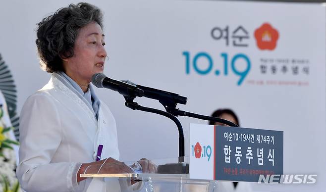 [광양=뉴시스] 이영주 기자 = 19일 오전 전남 광양시 광양시민공원에서 여순10·19사건 제74주기 합동추념식이 열리고 있다. 여순 사건 유족 김명자씨가 아버지를 여읜 사연을 낭독하고 있다. 2022.10.19. leeyj2578@newsis.com