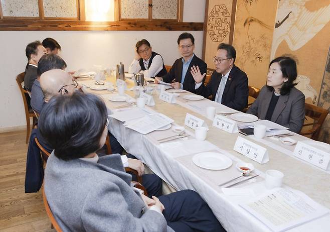 [세종=뉴시스] 박민수 보건복지부 제2차관(오른쪽 두 번째)이 지난 6일 오후 6시40분 서울 모처에서 대한종합병원협의회 간담회를 개최했다. (사진=복지부 제공) 2023.12.06. photo@newsis.com *재판매 및 DB 금지