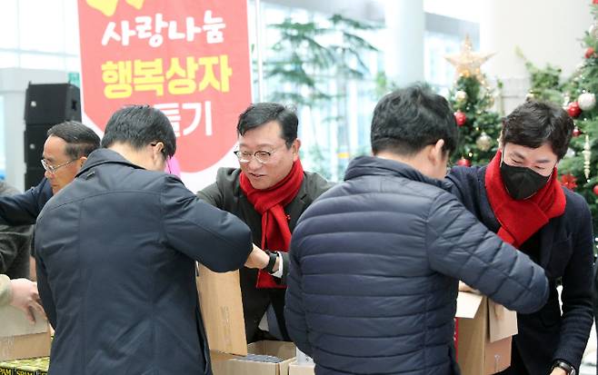 전라남도와 전남도청공무원노동조합이 연말을 맞아 26일 도청에서 전 직원이 봉급 끝전 총 1천만 원을 모아 주방세제 등 생필품을 구입하고 상자에 담아 어려운 이웃에게 나눔을 실천하는 '사랑나눔 행복상자 만들기 행사'를 개최했다. 전라남도 제공