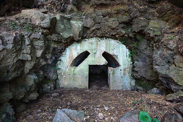 독특한 모양의 콘크리트 벽을 가진 한 동굴. 용도가 무엇일까?