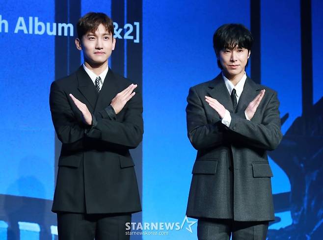 데뷔 20주년을 맞은 듀오 동방신기(TVXQ)가 26일 오후 서울 여의도 콘래드 호텔에서 진행된 정규 9집 '20&2' 발매기념 기자간담회에 참석해 포즈를 취하고 있다.  타이틀곡 '레벨'은 강렬한 드럼 비트와 무게감 넘치는 신스 베이스가 폭발적인 에너지를 만들어내는 댄스 곡으로, 리드미컬한 트랙 위로 다이내믹한 보컬이 이끄는 극적인 사운드 전환이 듣는 재미를 배가시킨다. /2023.12.26 /사진=이동훈