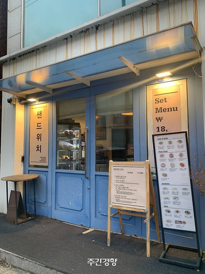 식당 ‘파란대문’ 입구. 가게 이름처럼 파란 문이 시그니처다. 오수잔나 제공