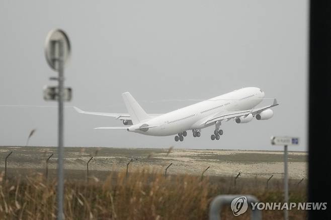 프랑스에 잡혀있던 전세기 인도로 출발 (AP=연합뉴스) 인도인 303명을 태우고 니카라과로 향하던 전세기가 프랑스 공항에 기착했다가 인신매매 의혹으로 붙들린 지 나흘 만인 25일(현지시간) 인도 뭄바이로 이륙하고 있다.  프랑스 당국은 익명 제보를 받고 지난 21일 이 비행기 이륙을 막았다.2023.12.25 photo@yna.co.kr