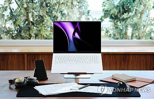 LG전자, 최신 AI CPU 탑재한 2024년형 LG 그램 판매 시작     (서울=연합뉴스) LG전자가 최신 AI CPU가 탑재된 2024년형 LG 그램을 출시한다고 15일 밝혔다. 사진은 2024년형 LG 그램 17형 제품 이미지. 2023.12.15 [LG전자 제공. 재판매 및 DB 금지]
    photo@yna.co.kr
(끝)