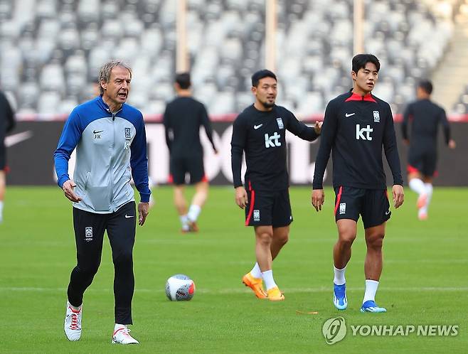 훈련 지도하는 클린스만 감독 (선전=연합뉴스) 김도훈 기자 = 2026 북중미 월드컵 아시아지역 2차 예선 중국과의 경기를 하루 앞둔 20일 중국 선전 유니버시아드 스포츠센터에서 위르겐 클린스만 감독이 축구대표팀 공식 훈련을 지도하고 있다. 2023.11.20 superdoo82@yna.co.kr