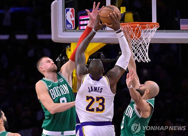 제임스의 슛을 저지하는 포르진기스 [Getty Images via AFP=연합뉴스]