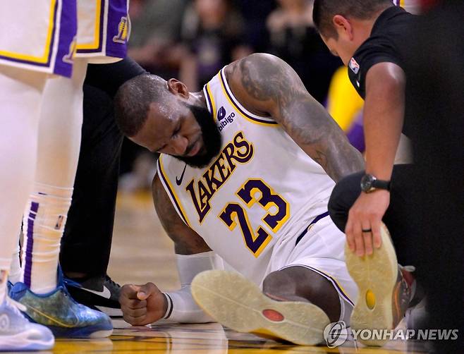 보스턴과 경기 중 코트에 넘어진 르브론 제임스 [Getty Images via AFP=연합뉴스]