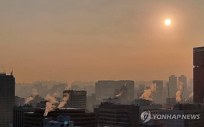 한파 물러가니 초미세먼지 깔린 서울 (서울=연합뉴스) 배재만 기자 = 지난주를 꽁꽁 얼린 최강 한파가 물러간 26일 오전 서울 전역이 영상의 온도를 보인 가운데 초미세먼지가 서울을 뒤덮고 있다. 2023.12.26 scoop@yna.co.kr