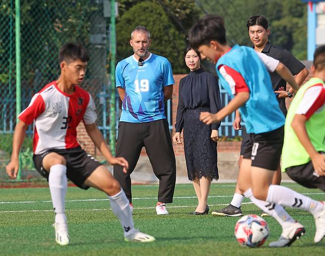 서울 경신중학교에서 열린 유소년 축구 클리닉에서 이탈리아 축구 국가대표 출신 지안루카 잠브로타가 선수들을 지켜보고 있다. 연합뉴스