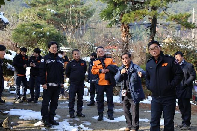 27일, 전남 영광소방서는 묘량면 영양리에 자리한 이규헌 가옥을 방문해 소방시설·출동로와 진입 여건 등 현장 확인에 나섰다.[사진 제공=영광소방서]