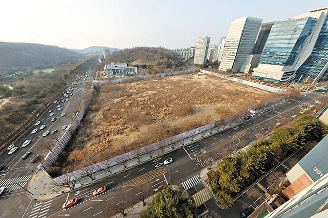 11년간 공터로 - 2012년 사업이 무산된 이후 11년간 공터로 남아 있는 서울 마포구 ‘상암 디지털미디어시티(DMC ) 랜드마크’ 부지의 모습. /서울 마포구