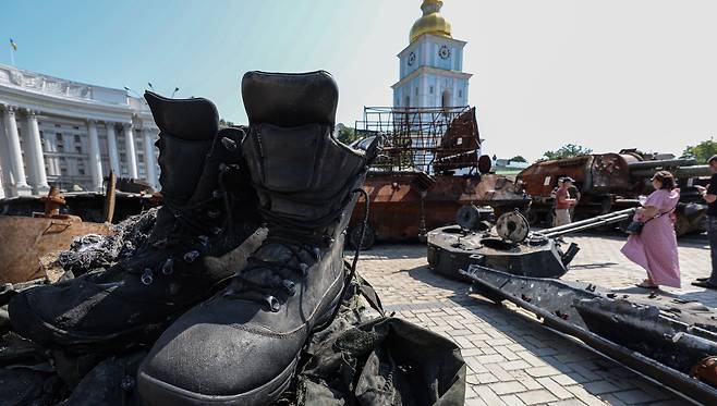 우크라이나의 수도 키이우의 성 미하일 황금 돔 수도원 광장에 우크라이나군에게 파괴된 러시아군 장갑차에서 수습된 군화가 놓여져 있다./연합뉴스