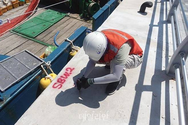 한국어촌어항공단 관계자가 어항 기본시설물에 대한 안전점검을 하고 있다. ⓒ한국어촌어항공단